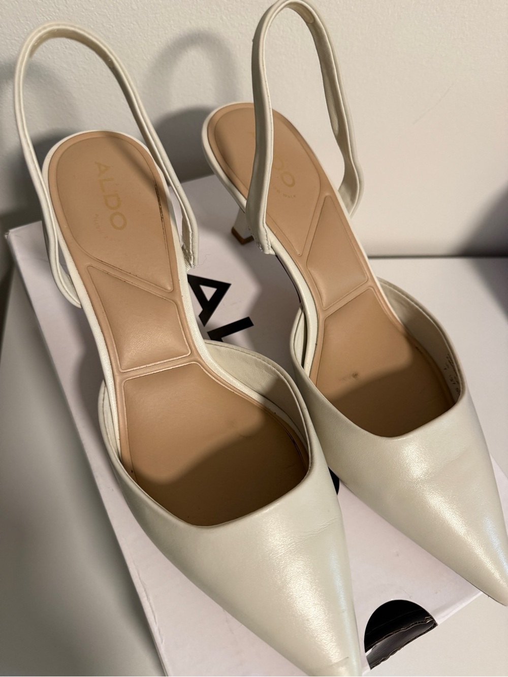 Aldo Gavedessi Ivory Pointed Slingback Heel - Picture 3 of 8